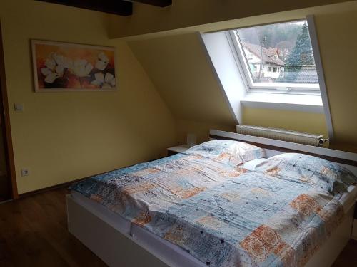 Säng eller sängar i ett rum på Haus am Kastanienwald