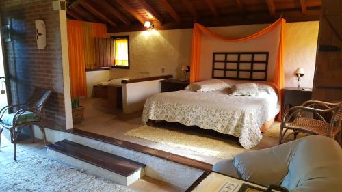 um quarto com uma cama e um lavatório em Ibiti Hotel Rural em Monte Alegre do Sul