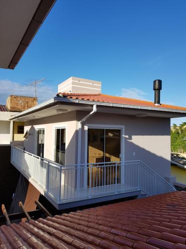 Casa con porche y balcón en Apartamento - Praia da Armação do Pântano do Sul, en Florianópolis