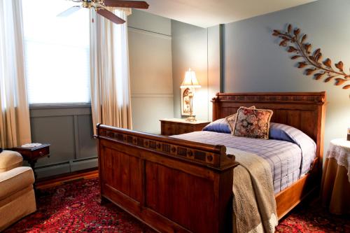 1 dormitorio con cama de madera y ventana en Haven By The Sea B&B, en Wells
