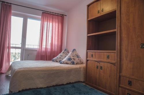Ένα ή περισσότερα κρεβάτια σε δωμάτιο στο Apartamenty Lwow