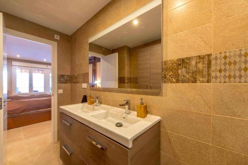 un baño con lavabo y espejo en Torrevieja, en Torrevieja