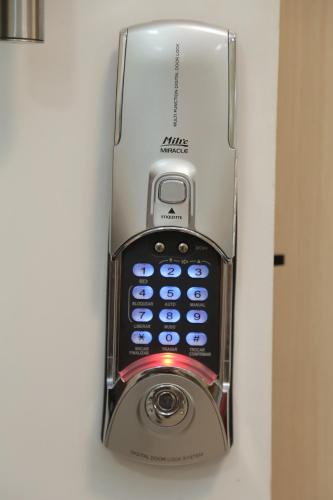 a cell phone is attached to a wall at Apart Porto das Dunas in Aquiraz