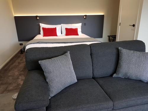 Una cama o camas en una habitación de Kings On Peace