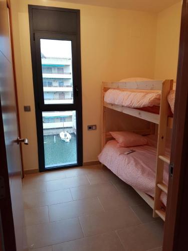 a room with two bunk beds and a window at Appartement Costa brava in Roses