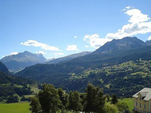 widok na dolinę z górami i dom w obiekcie Primel (385 Sw) Whg. Manuela w mieście Tiefencastel