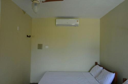 a bedroom with a bed and a air conditioner at Pousada Cruzeiro dos Anjos in Tabatinga