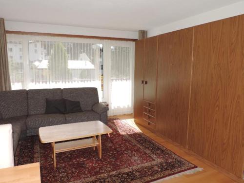 sala de estar con sofá y mesa de centro en Allod (166 Da) Whg. Nr. 103, en Lenzerheide