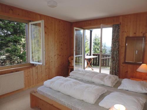 1 dormitorio con 3 camas en una habitación con ventanas en Montalin (451 Ti) 1. Stock, en Valbella