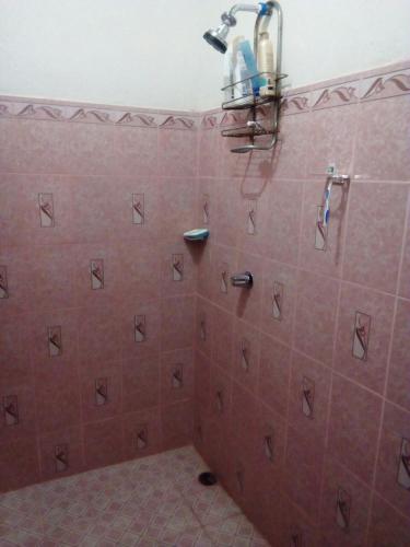 a bathroom with a shower with pink tile at Homestay Matagalpa in Matagalpa
