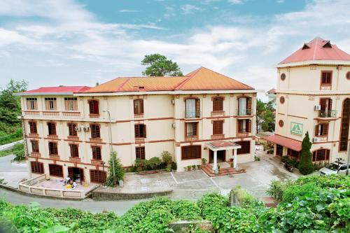 an aerial view of a large building at Khách Sạn Cây Thông in Tam Ðảo