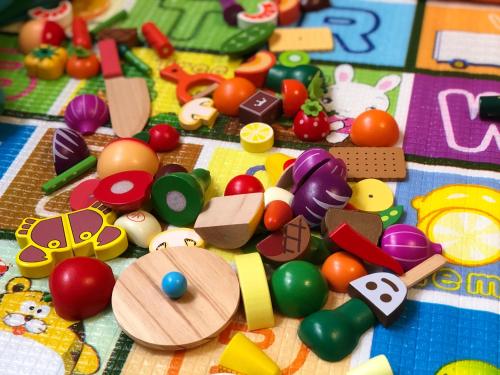 a table topped with lots of different types of toys at 吾居吾宿 in Zhixue