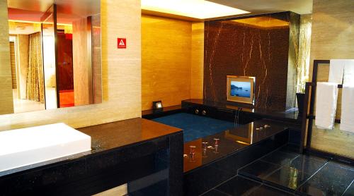 a bathroom with a sink and a mirror at Yosemite Motel - Taiyuan Branch in Taichung