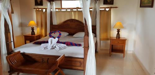 Ένα ή περισσότερα κρεβάτια σε δωμάτιο στο Kusnadi Hotel