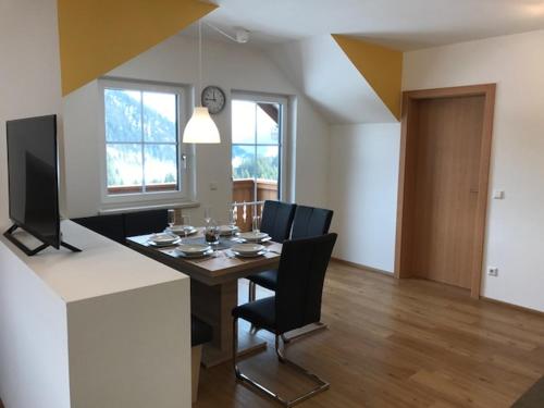 una cucina e una sala da pranzo con tavolo e sedie di Gut Maierlehen a Radstadt