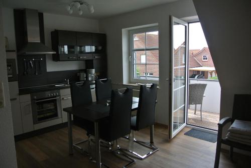 een keuken met een tafel en stoelen in een kamer bij Seestern 4 in Greetsiel