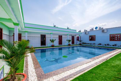 uma piscina no quintal de uma casa em Hotel Nguyên Toàn em Phu Quoc