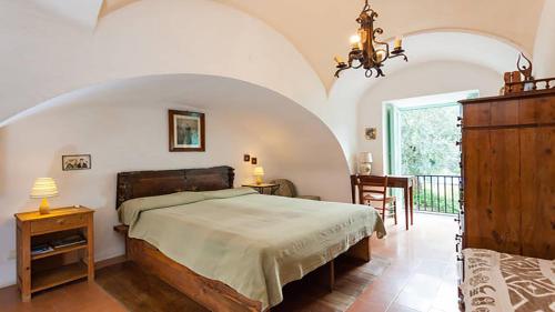 Giường trong phòng chung tại Appartamento in Villa con Giardino privato e piscina