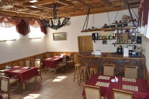 un restaurante con mesas y sillas y un bar en Traktir U Prokopa, en Suzdal
