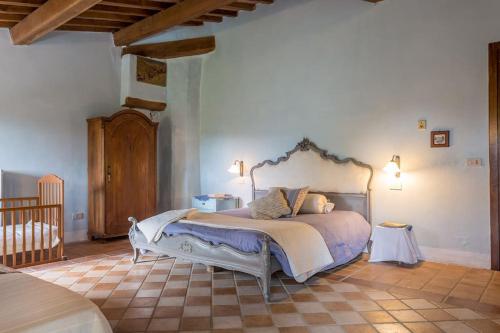 a bedroom with a large bed in a room at Agriturismo Il Poggio degli Scoiattoli in Perugia