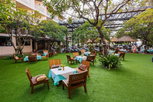 Taman di luar Baan Laimai Beach Resort & Spa - SHA Extra Plus