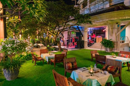 Taman di luar Baan Laimai Beach Resort & Spa - SHA Extra Plus