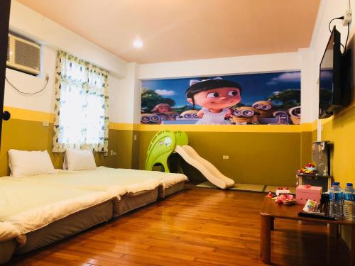 志學村的住宿－吾居吾宿，卧室配有一张床,墙上挂有绘画作品