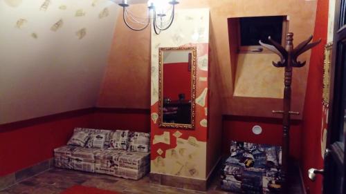 sala de estar con espejo y sofá en Chillout-House, en Mińsk Mazowiecki