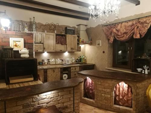- une cuisine avec un comptoir en pierre dans une pièce dans l'établissement Chillout-House, à Mińsk Mazowiecki