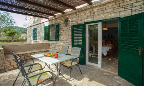 Gallery image of Komun Apartments in Vela Luka