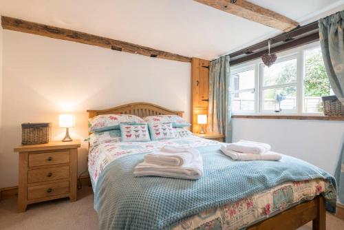 Tempat tidur dalam kamar di Church Farm Cottage Haysbro