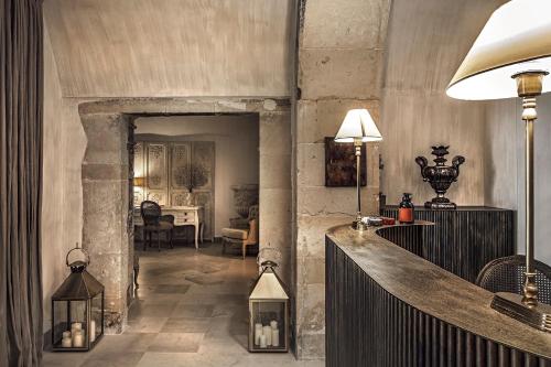 una habitación con un pasillo con una mesa y algunas luces en Seven Rooms Villadorata, en Noto
