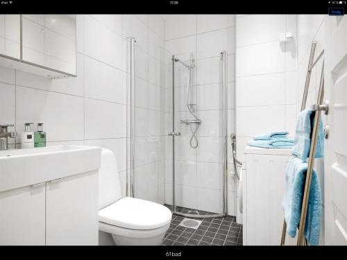 オスロにあるFrogner II, As Homeの白いバスルーム(トイレ、シャワー付)