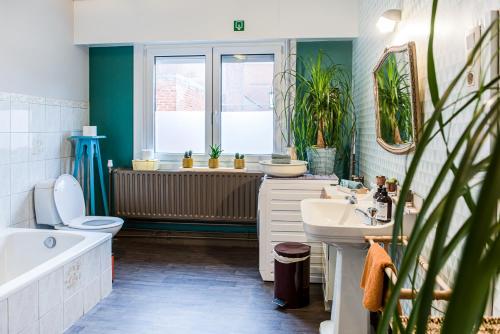 Vonios kambarys apgyvendinimo įstaigoje Gastenkamers in vakantiewoning CasaCuriosa
