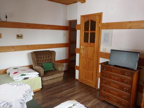 Willa Jędruś na " Starej Łące" في شتوروك: غرفة صغيرة فيها سرير وتلفزيون