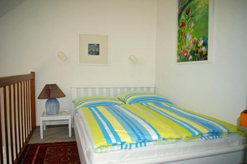 クックスハーフェンにあるFerienwohnung Meisennestのベッドルーム1室(ベッド1台、ランプ付きテーブル付)
