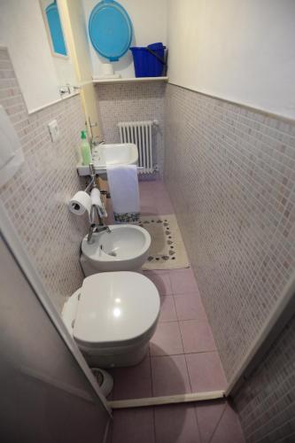 a bathroom with a toilet and a sink at La Mimosa in Forte dei Marmi