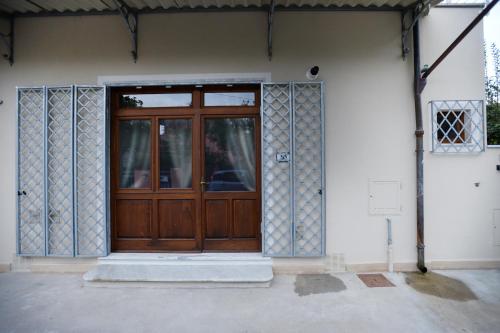 a wooden door on the side of a building at La Mimosa in Forte dei Marmi