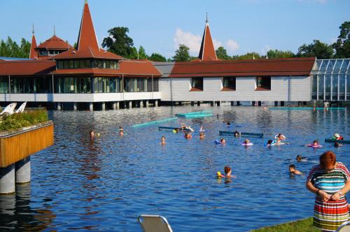 Majoituspaikassa Valloris Apartments tai sen lähellä sijaitseva uima-allas