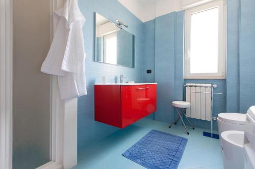 オートラントにあるAurora D'Otrantoのバスルーム(赤いシンク、赤いキャビネット付)