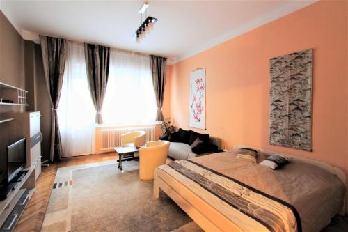 ブダペストにあるLili's homeのオレンジ色の壁のベッドルーム1室、ベッド1台、窓が備わります。