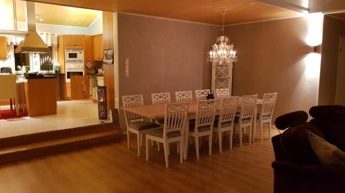 Virtuvė arba virtuvėlė apgyvendinimo įstaigoje Villa SUNSET