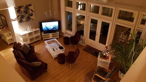MalaxにあるVilla SUNSETのテレビのあるリビングルームの空中写真