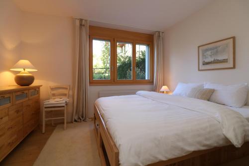 ヴェンゲンにあるChalet Bella Vista 2のベッドルーム(大きな白いベッド1台、窓付)