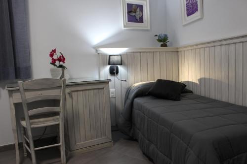 a bedroom with a bed and a table and a chair at Bed & Breakfasts Conte Perollo in Sciacca