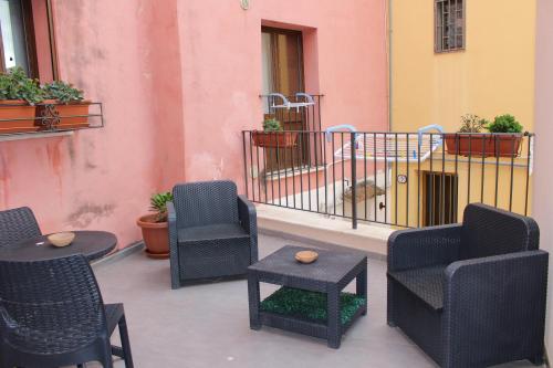 a group of chairs and tables on a patio at Bed & Breakfasts Conte Perollo in Sciacca