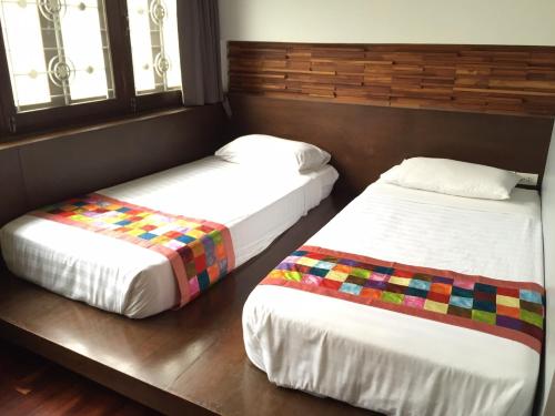 
A bed or beds in a room at At One Inn Hualampong
