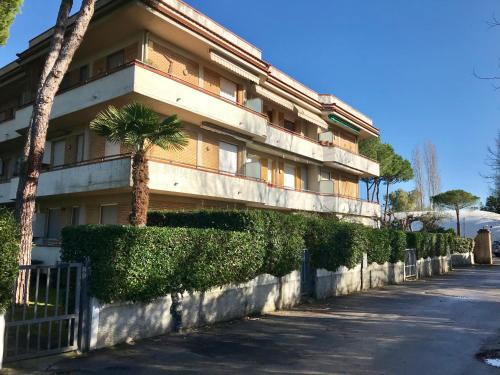 MassaにあるToscana Mare Suite-Ronchi - Riviera Apuanaの通り横のヤシの木がある建物