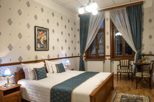 Habitación de hotel con cama y ventana en Szekszárd Szálló, en Szekszárd