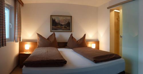 Un pat sau paturi într-o cameră la Pension Mühle
